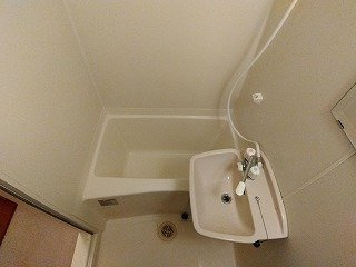 レオパレス一本杉の浴室|落ち着いた空間のお風呂です