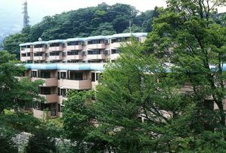 ナイスシーン強羅2番館の外観|深い緑が囲む、大自然との調和に重きを置いて建てられた外観。