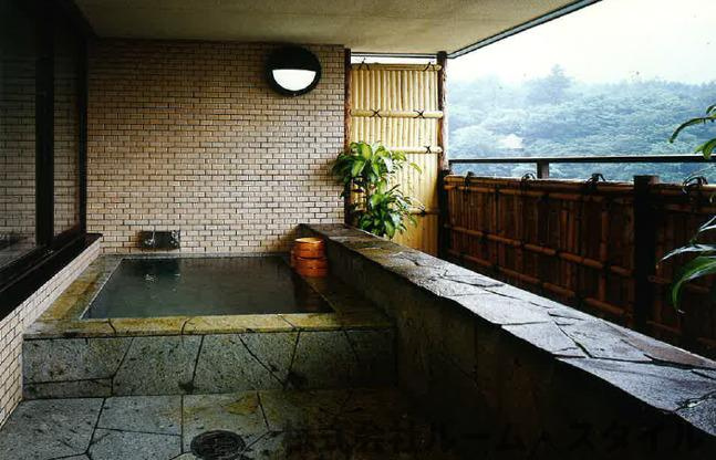 ナイスシーン強羅2番館のその他共用部分|岩風呂風露天風呂。大自然の爽やかな外気を浴び、五感全てを開放できます。