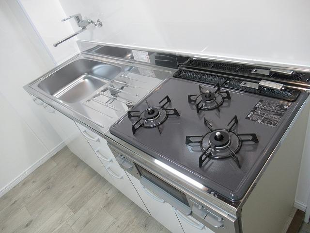 ニューオリンズマンションのキッチン|３口システムキッチン
