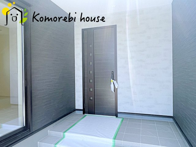 白岡市篠津　新築一戸建て　リーブルガーデン　01の玄関|明るい玄関です