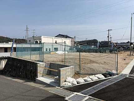 東広島市八本松南5丁目　新築一戸建て(全4棟)の前面道路含む現地写真