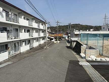 東広島市八本松南5丁目　新築一戸建て(全4棟)の前面道路含む現地写真