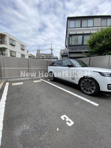 ドゥーエ早稲田の駐車場