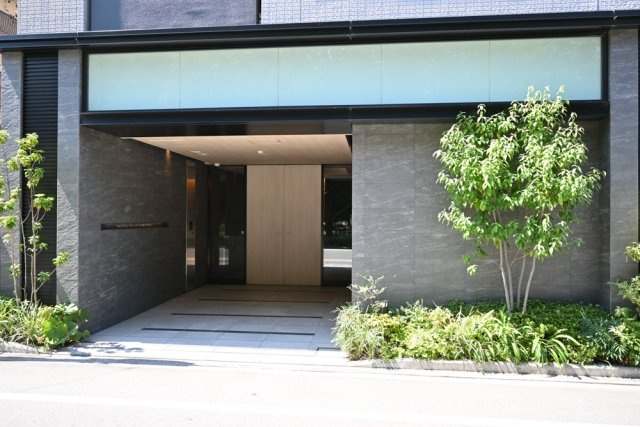 プラウド横浜反町公園のエントランス