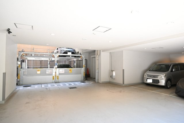 プラウド横浜反町公園の駐車場