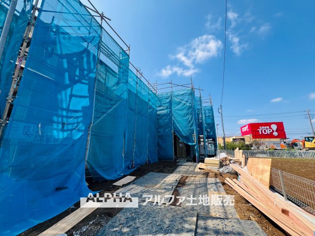 昭島市福島町２丁目新築　A号棟の前面道路含む現地写真|【A warm space】◆心をほどく場所◆
ゆったりとした空間に包まれ、誰かを迎えることが日常になる住まい。
この環境で暮らすうちに、時間の使い方も、人との距離感も変わっていく。