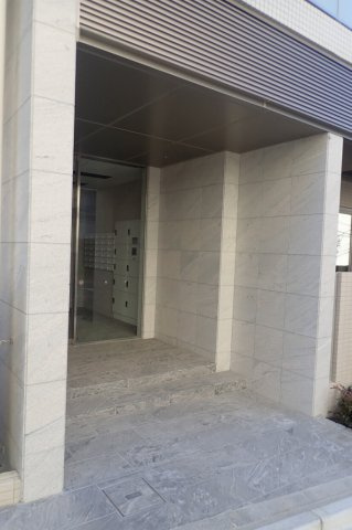 テレジャンデール護国寺EASTのエントランス