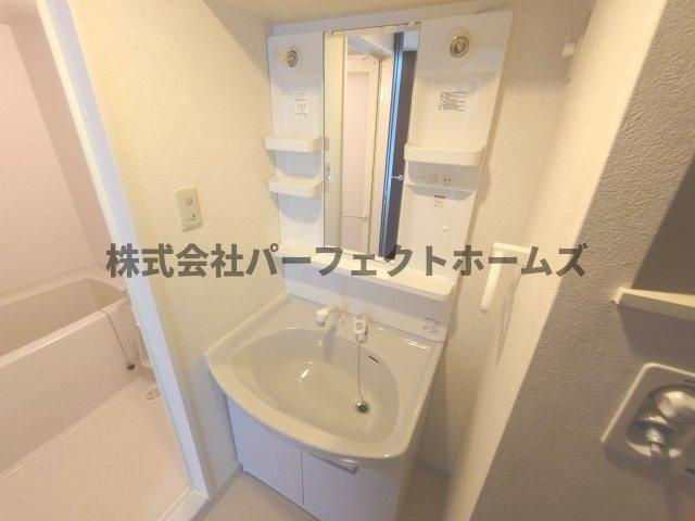 ライズアップ西尾の洗面所|明るい洗面所です