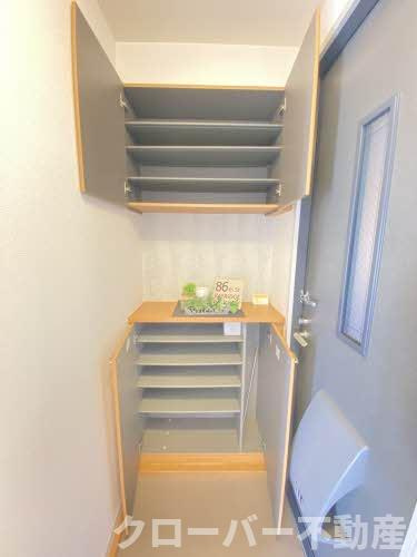 フラワーランド D棟の玄関