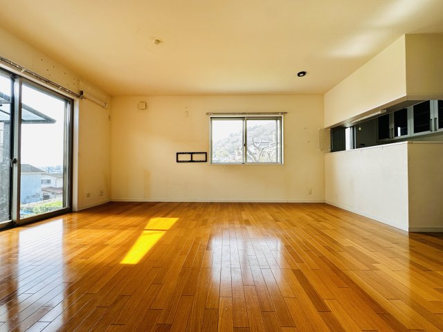 秦野市曽屋　中古一戸建ての居間・リビング
