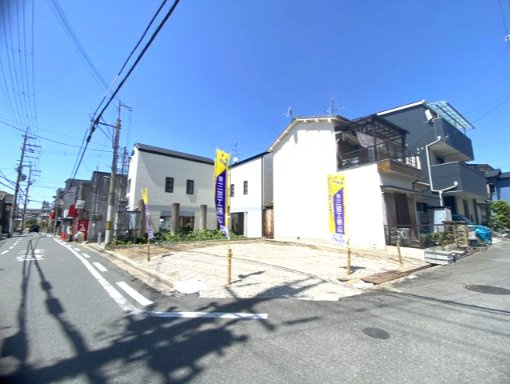 南東角地×自由設計の家×子育てしやすい環境の前面道路含む現地写真|南東角地で日当たり良好