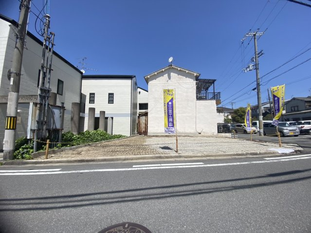 南東角地×自由設計の家×子育てしやすい環境の前面道路含む現地写真|南東角地で日当たり良好