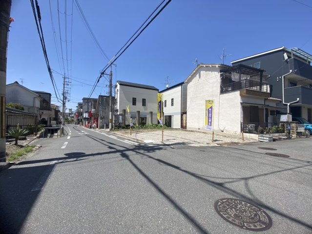 南東角地×自由設計の家×子育てしやすい環境の前面道路含む現地写真|日中、日当たり良好
