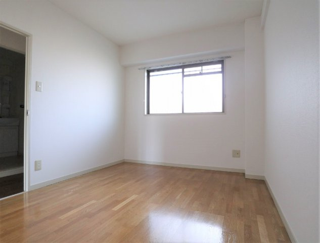 エレガンス三鷹の洋室