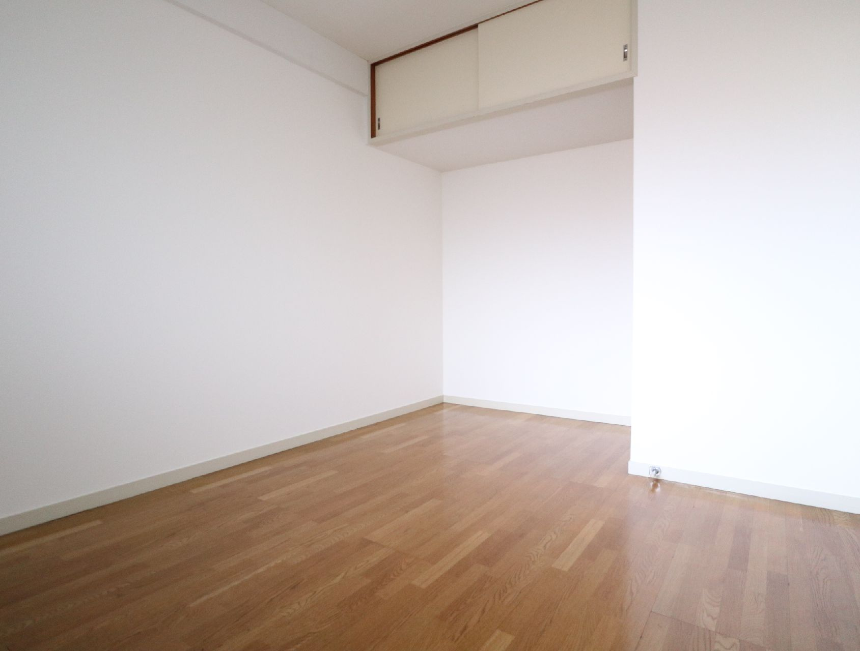 エレガンス三鷹の洋室