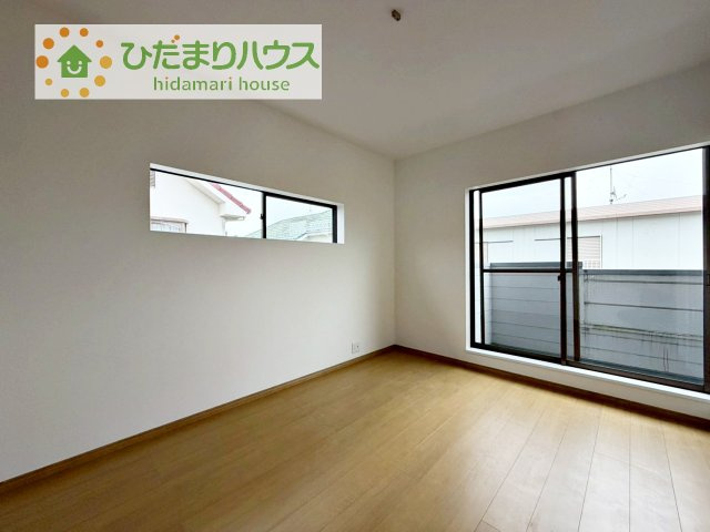 【寝室】 | つくばみらい市谷井田1期　中古戸建 | バルコニーに面していて、たっぷり光りの入る明るい主寝室です！