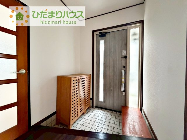 【玄関】 | つくばみらい市谷井田1期　中古戸建 | 丁度良い靴箱のサイズ♪これだけあれば家族全員の靴がしまえてスッキリ(^O^)