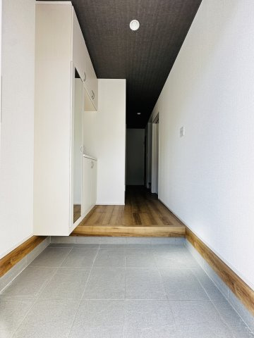 秦野市曽屋3期　新築戸建　全18棟2号棟の玄関