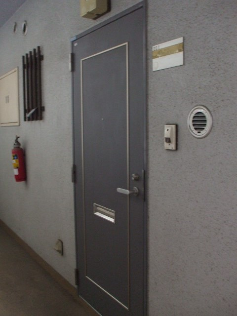 牧田ビルB棟の玄関