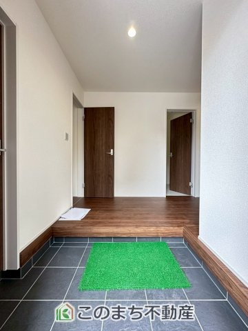 LiveleGarden.S宇都宮西川田南第8の玄関|玄関にはシューズボックスはもちろん、大きな荷物も収納出来るシューズクロークもございます♪
