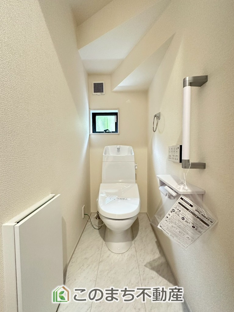LiveleGarden.S宇都宮西川田南第8のトイレ|小窓から換気ができて清潔なトイレスペース☆温水洗浄便座搭載です！
