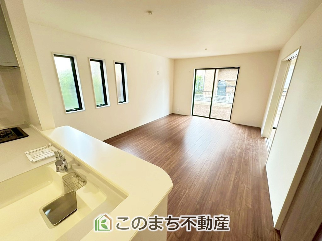 LiveleGarden.S宇都宮西川田南第8の居間・リビング|南側から暖かな日差しが差し込みます♪キッチンからリビングの様子がよく見渡せます☆
