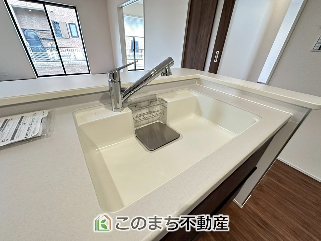 LiveleGarden.S宇都宮西川田南第8の設備|ビルトイン型浄水器を内蔵したキッチン水栓。お米を研いだり、野菜を洗ったりするときなど用途に応じてワンタッチで浄水に切り替えが可能です。カートリッジ式なので、フィルターを簡単に交換する事が出来ます。
