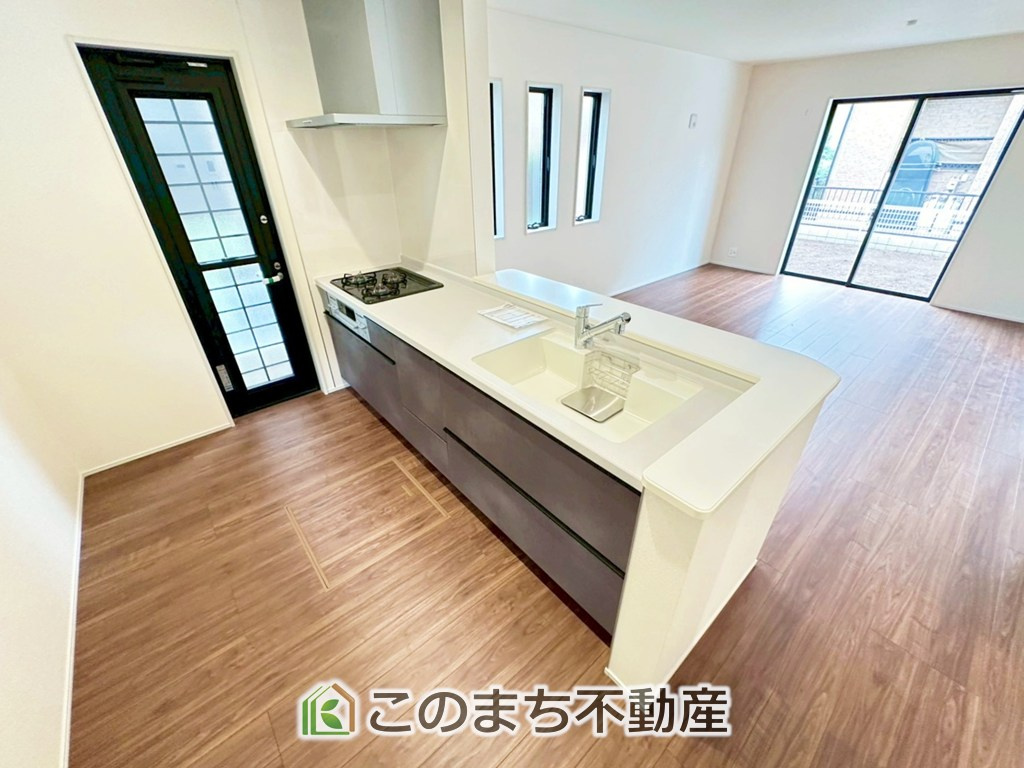 LiveleGarden.S宇都宮西川田南第8のキッチン|"お洒落なホワイト天板のペニンシュラキッチンを採用しております。
浄水器内蔵の水栓です♪"
