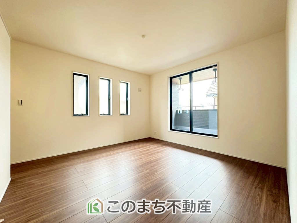 LiveleGarden.S宇都宮西川田南第8の洋室|陽光がふんだんに降り注ぐお部屋です。陽だまりの空間で、プライベートなお家時間も快適にお過ごしいただけます♪
