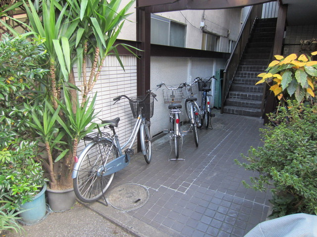 伸和ハイツのその他共用部分|敷地内に自転車置くスペースあります。