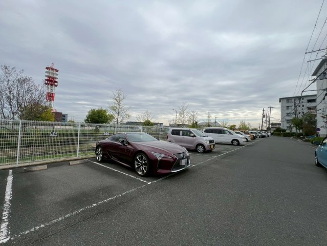 平田台住宅１４号棟の駐車場