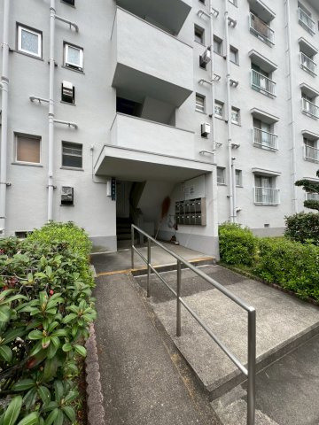 平田台住宅１４号棟のエントランス