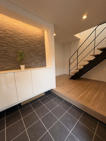 老松町新築プロジェクトの玄関