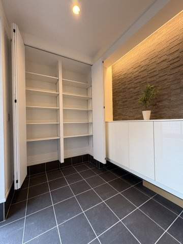 老松町新築プロジェクトの玄関