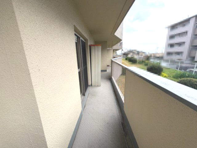 南円明寺ヶ丘団地3棟のバルコニー|1階住戸バルコニーですが、植栽の眺望が見え、ほっと一息つけそうです！