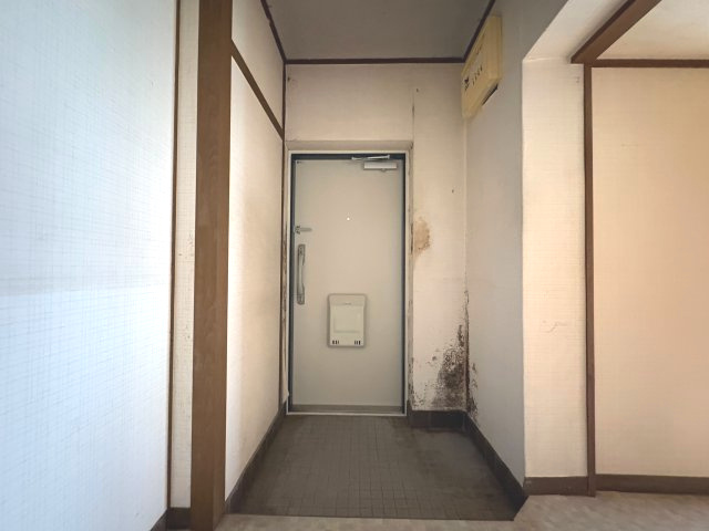 南円明寺ヶ丘団地3棟の玄関|玄関部分には靴箱を置いていただけるゆとりがあり、収納力もしっかり確保できます。