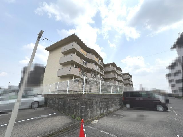 南円明寺ヶ丘団地3棟の外観|4階建てマンションの1階部分のお部屋です。