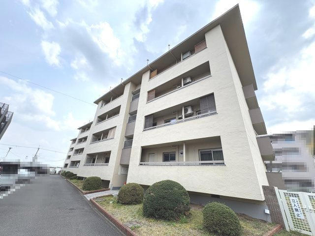 南円明寺ヶ丘団地3棟の外観|小学校やスーパーなどが徒歩10分圏内にあり、便利です。
