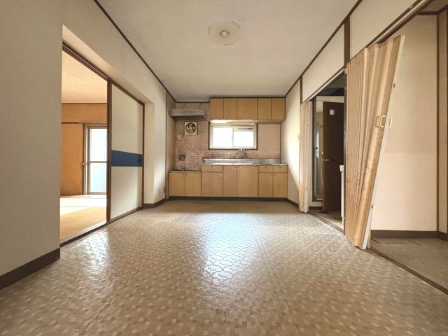 南円明寺ヶ丘団地3棟のキッチン|キッチンには窓があり、明るい雰囲気です！
ダイニングテーブルへすぐに配膳ができ、楽々動線です◎