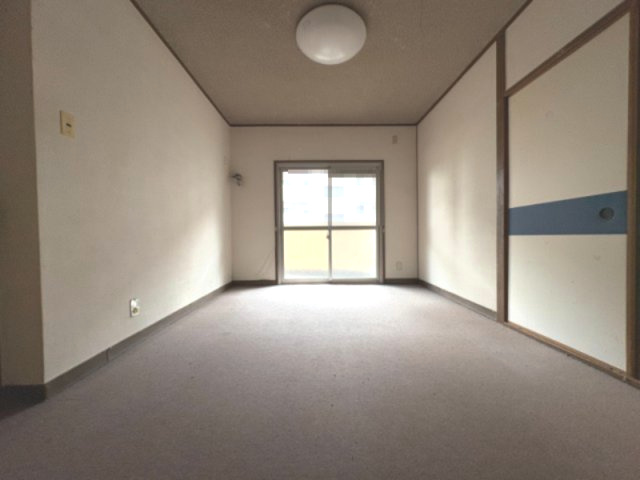 南円明寺ヶ丘団地3棟の洋室|クロスや床をリフォームされるだけで、印象はがらっと変わります！