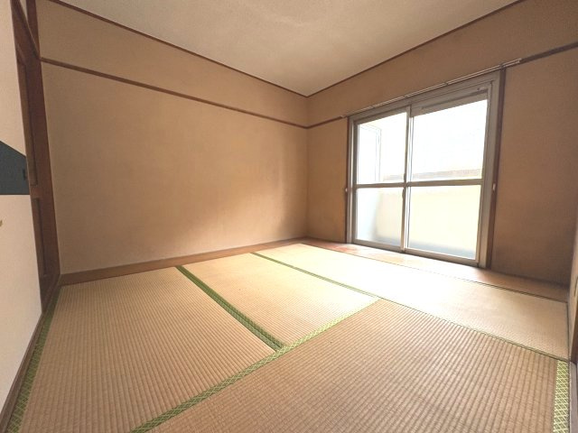 南円明寺ヶ丘団地3棟の和室|ダイニングキッチン横の和室は寛ぎのリビング空間としてお使いいただけます◎