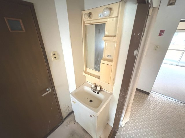 南円明寺ヶ丘団地3棟の独立洗面台|トイレ横に洗面台がございます。