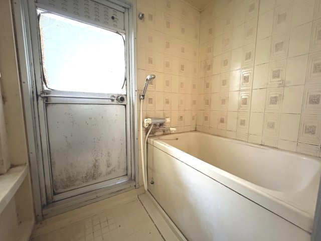 南円明寺ヶ丘団地3棟の浴室|肩までゆったりと浸かれる浴槽