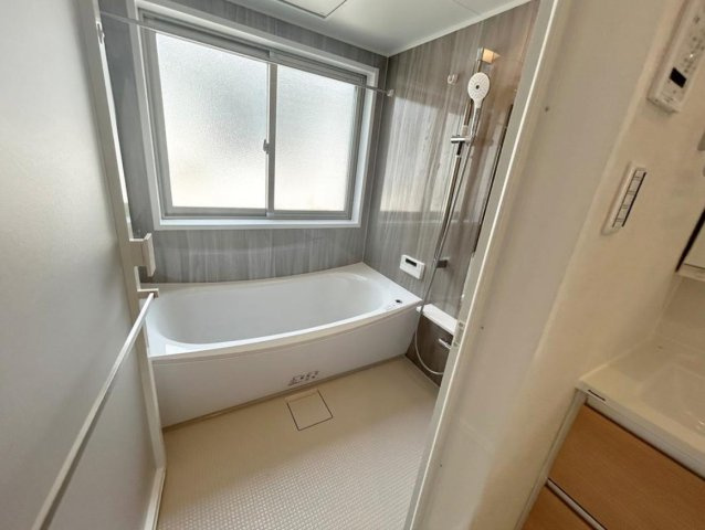 藤沢市鵠沼松が岡　敷地広々フルリフォーム邸宅の浴室