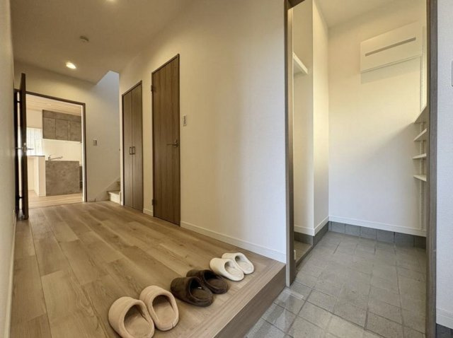 藤沢市鵠沼松が岡　敷地広々フルリフォーム邸宅の玄関