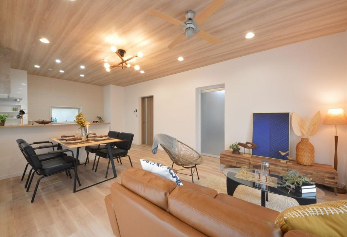 藤沢市鵠沼松が岡　敷地広々フルリフォーム邸宅の居間・リビング