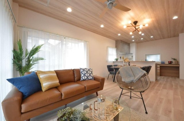 藤沢市鵠沼松が岡　敷地広々フルリフォーム邸宅の居間・リビング