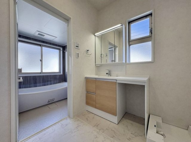 藤沢市鵠沼松が岡　敷地広々フルリフォーム邸宅の独立洗面台