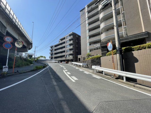 コアマンション郡元ネクステージのその他|マンションの前面道路の様子です。